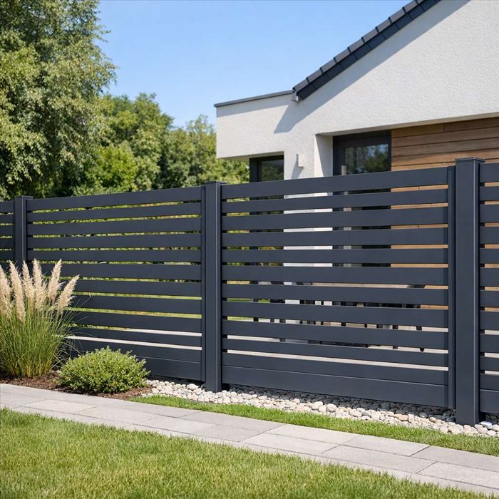 Clôture design en aluminium ajourée : le bon choix pour votre extérieur