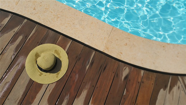 Choisir le meilleur parquet pour sa piscine